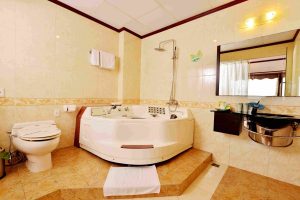 grand-suite-bathroom